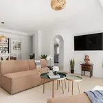 With Private Pool & Garden 5 Min To Μαρμπέλλα